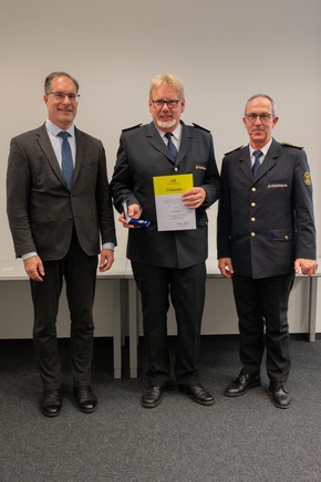 FW Stuttgart: Ehrung für den Einsatz beim Unwetter 2024 - Bevölkerungsschutz-Ehrenmedaille des Landes Baden-Württemberg verliehen